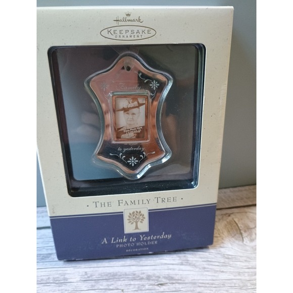 Hallmark Keepsake Ornament The Family Tree A Link To Yesterday Photo Holder - Picture 1 of 7
